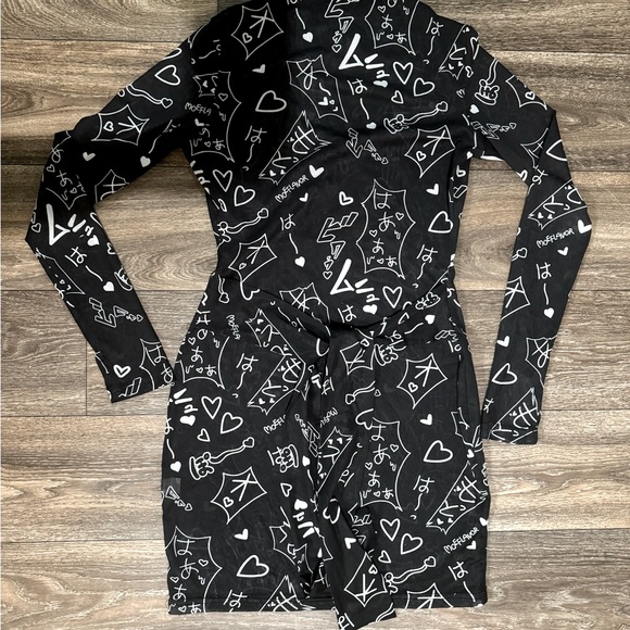 MOEFLAVOR sheer monochrome worn once mock turtleneck. 100% polyester L/XL - Picture 3 of 12